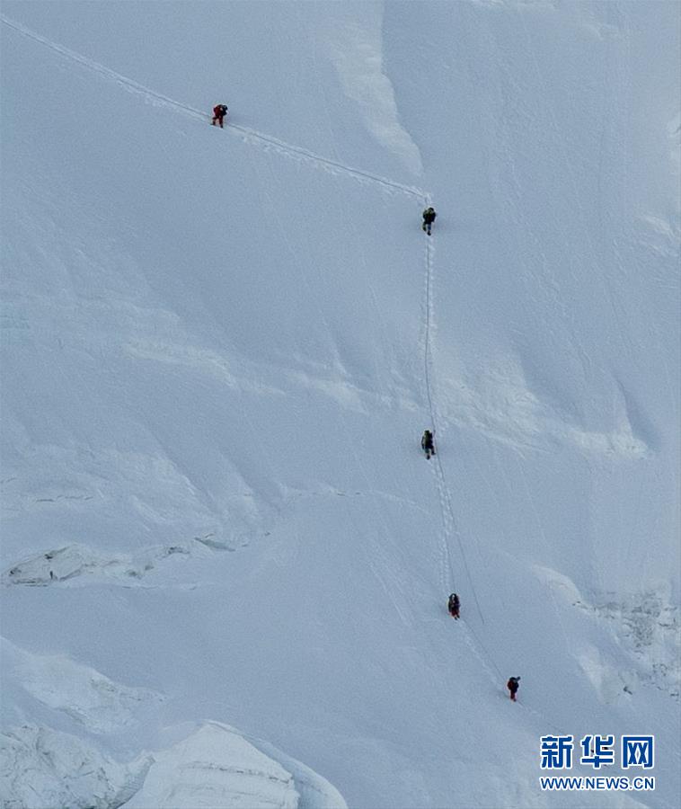 （2020珠峰高程测量）（6）修路运输队员突破北坳天险 预计12日修通顶峰路线
