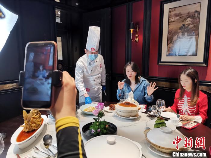 图为李頔正在进行美食直播。 郝学娟 摄