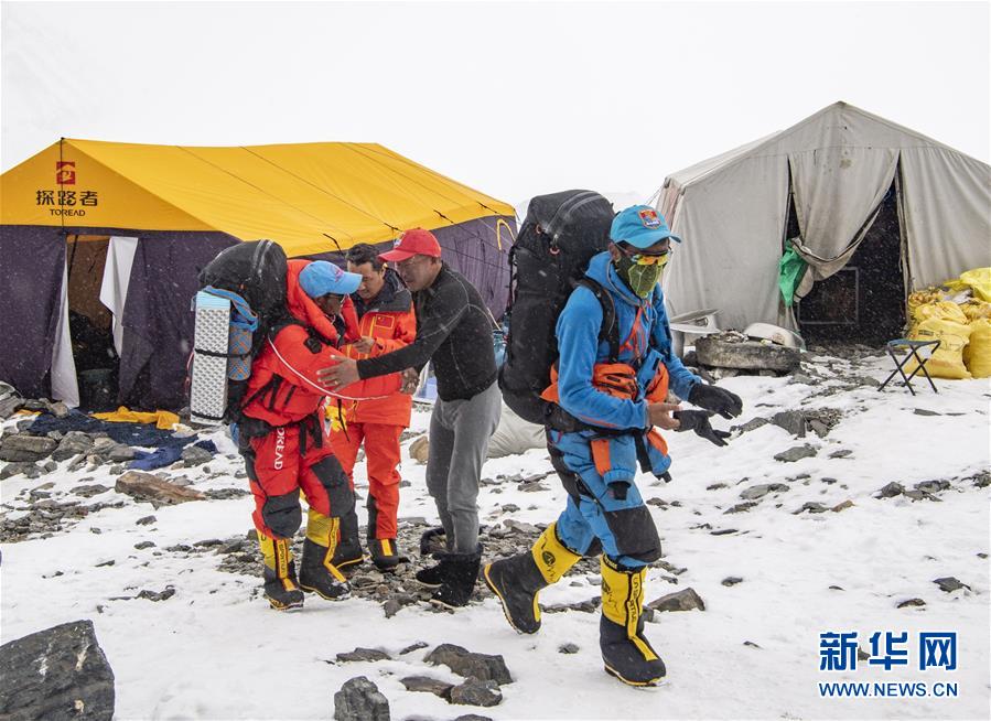 修路运输队员突破北坳天险 预计12日修通顶峰路线