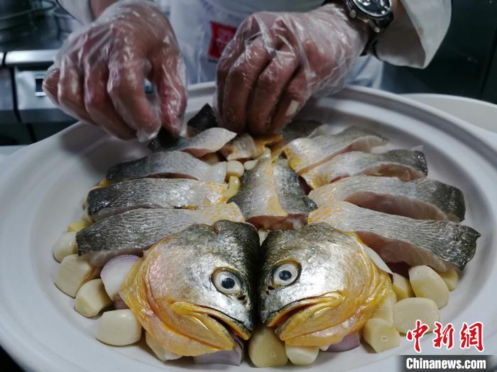 图为厨师在准备吃播时用的菜品。 郝学娟 摄