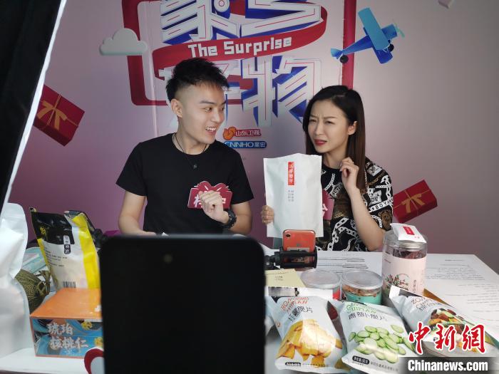 中国互联网络信息中心日前发布的《中国互联网络发展状况统计报告》显示，截至2020年3月，中国网络购物用户规模达7.1亿，占网民整体的78.6%；电商直播用户规模达2.65亿，占网购用户的37.2%。如此庞大的用户规模，为直播带货的强势崛起打下了基石。 郝学娟 摄