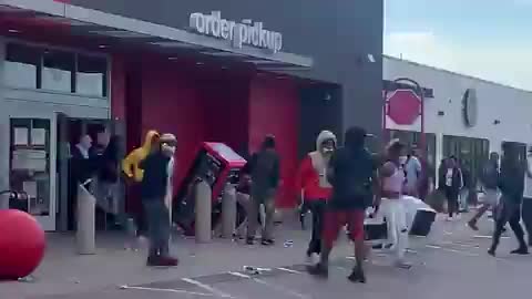 美国非裔男子遭暴力执法丧生引发抗议愈演愈烈 临街商店遭哄抢
