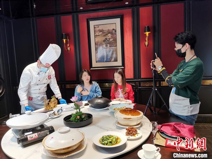 5月24日，李頔正在进行美食直播。 郝学娟 摄