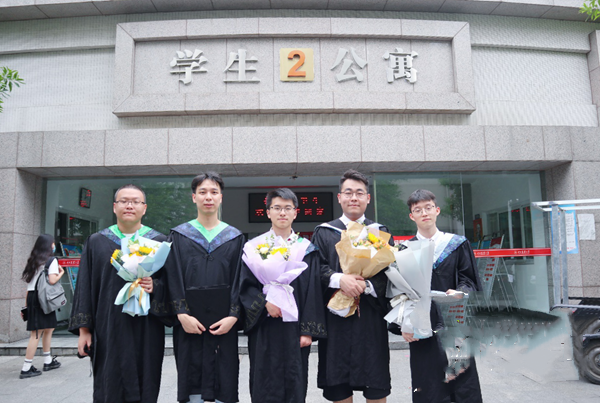 同宿舍5名男生全部考研“上岸”：学累时会一起看动画片