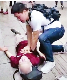 老人街头倒地 武大医学博士生摘口罩做人工呼吸