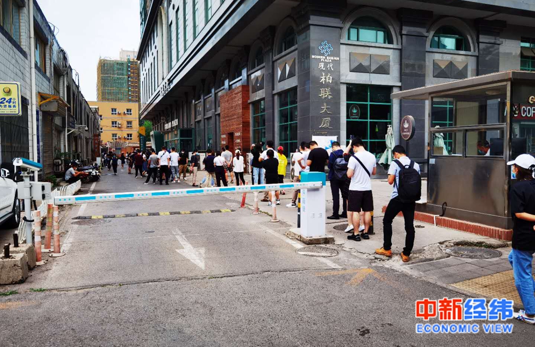 北京核酸检测排队市民：曾在确诊病例餐馆附近就餐