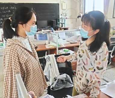 乡村女教师当“陪读” 记了9本笔记