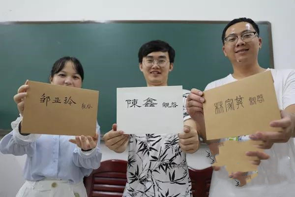 暖！辅导员用不同字体为毕业生写信