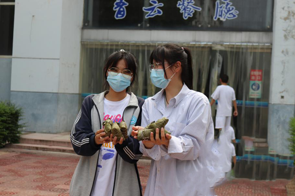 花样减压助高考！江苏一高中连续三年为千余名考生发粽子