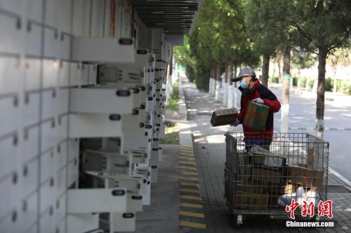资料图:工作人员将快递放进快递柜。<a target='_blank' href='http://www.chinanews.com/'>中新社</a>记者 蒋启明 摄 资料图:工作人员将快递放进快递柜。<a target='_blank' href='http://www.chinanews.com/'>中新社</a>记者 蒋启明 摄