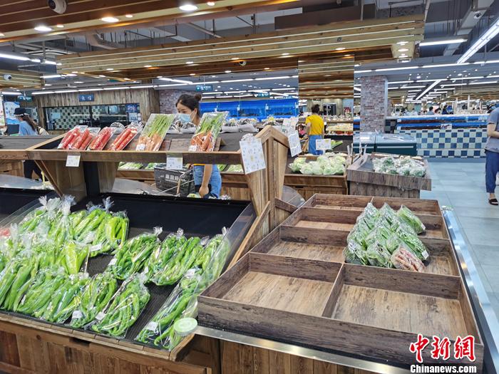 市民在超市买菜。<a target='_blank' href='http://www.chinanews.com/' >中新网</a>记者 李金磊 摄