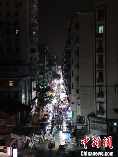 武汉夜市恢复开放：灯火通明 重现市井烟火气