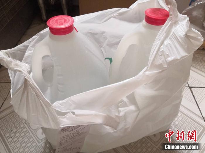 快递不能上门,居民需要到小区门口自取快递。消费者供图。 快递不能上门,居民需要到小区门口自取快递。消费者供图。