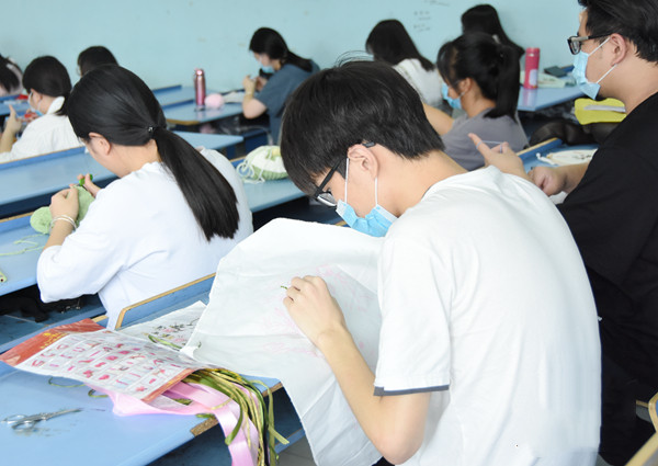 高校开设刺绣课，男生女生一起学“女红”