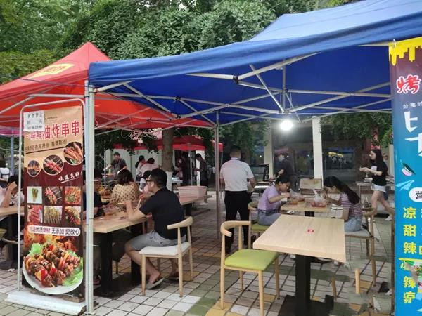在校园里“撸串”！四川一高校为毕业生开烧烤夜市