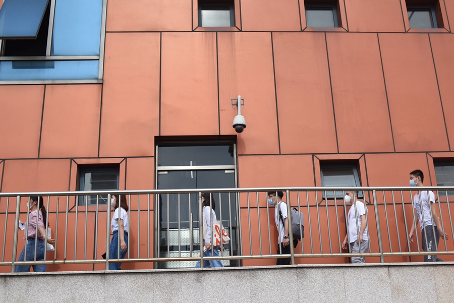 北京：早高峰人流不减 市民戴口罩出行