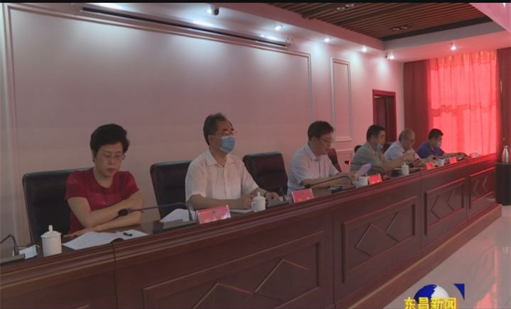 区政协十三届十八次常委会议召开