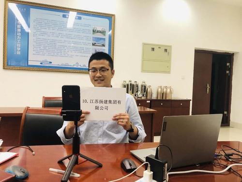 辅导员做“网红”直播“带岗位”