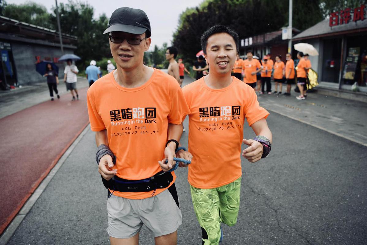 北京：体育场所有序开放 视障跑者重新恢复训练