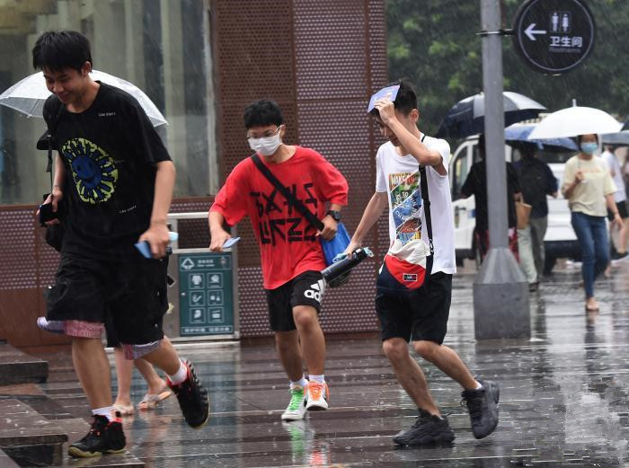 高考期间暴雨高温南北夹击 多地部署应对极端天气