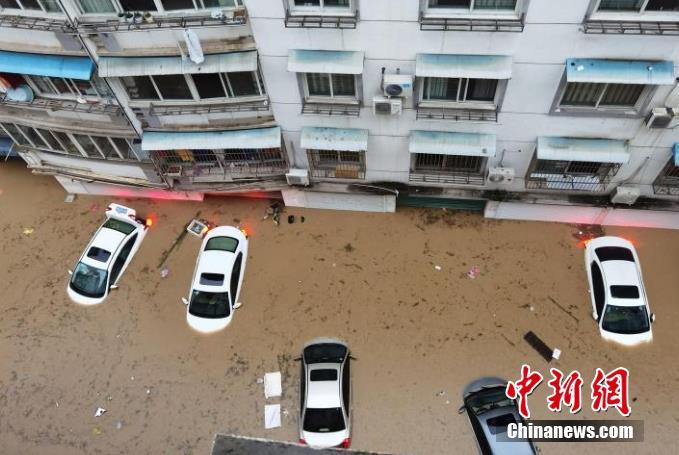受连续强降雨影响，7月7日，安徽省歙县城区出现大面积内涝，部分街道和村庄灌水，水深没过小轿车车顶。 歙县融媒体中心供图