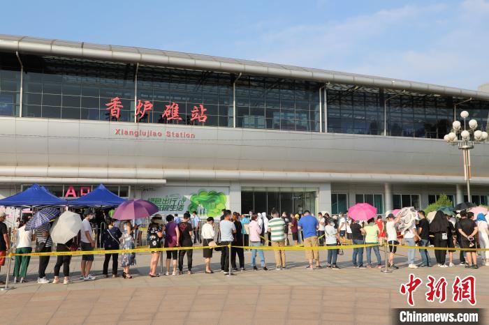 直击大连核酸检测现场：市民排长队进行检测