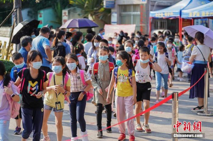 中小学陆续开启暑假模式 多地假期时间“缩水”