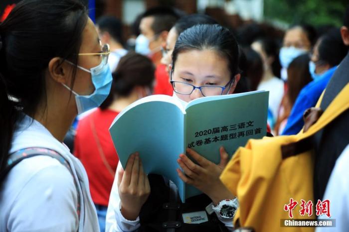 图为一名上海考生在做最后的复习准备。汤彦俊 摄