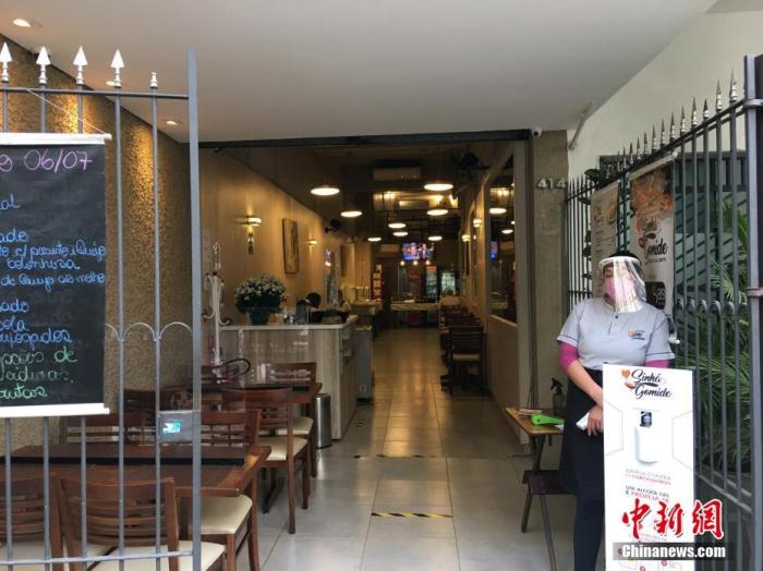 巴西累计确诊病例超210万例 又有两名部长感染新冠肺炎
