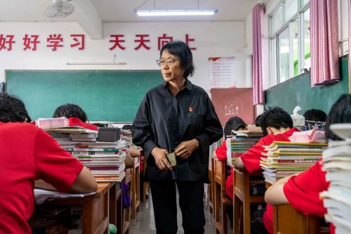 “燃灯校长”张桂梅又送走一届大山女孩