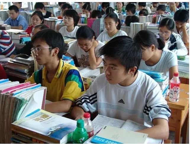 南京一中一本率不足96％，家长纷纷举牌喊话：要求校长下台！