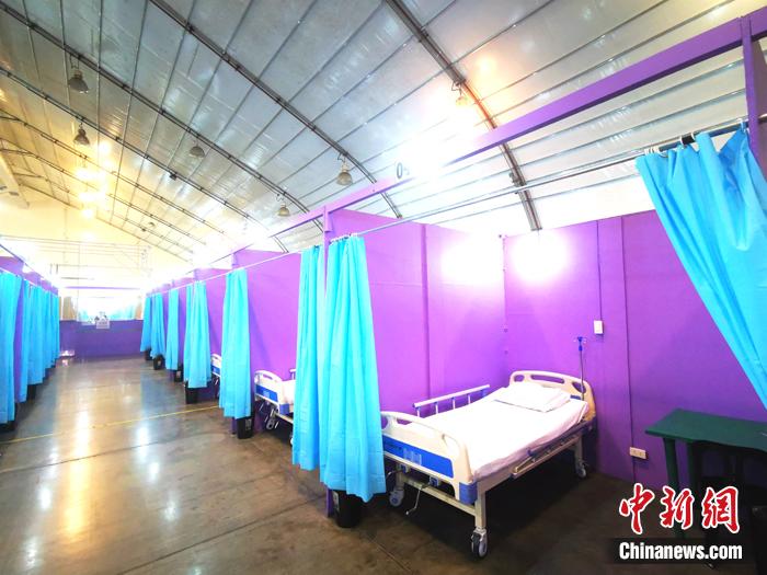 每个隔离病房配备标准医用可升降病床,每张床上已放置崭新的护理用床垫、全新枕套床单、吊水用铁架、医疗器械电插座与生活插座两组,同时配备一桌一椅。 关向东 摄 每个隔离病房配备标准医用可升降病床,每张床上已放置崭新的护理用床垫、全新枕套床单、吊水用铁架、医疗器械电插座与生活插座两组,同时配备一桌一椅。 关向东 摄