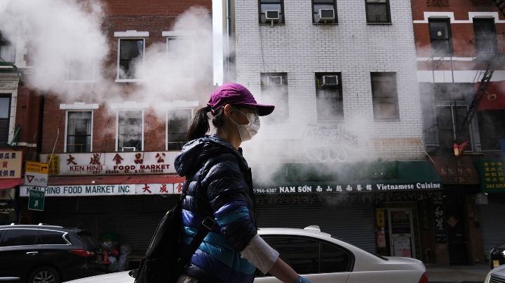 新冠疫情之中，亚裔美国人面临失业率飙升和种族歧视双重挑战