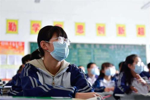 北京秋季开学后学生进校园仍要戴口罩