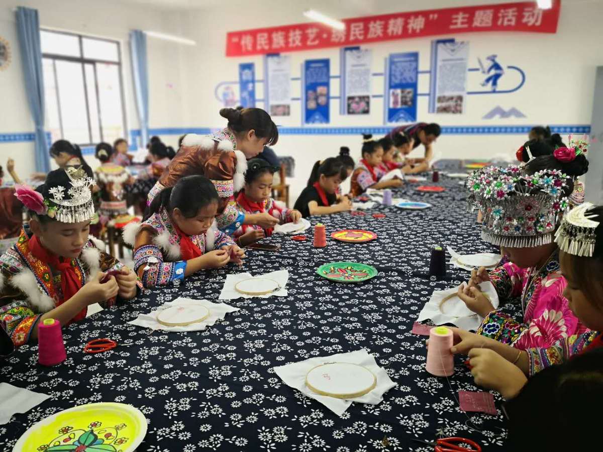 【行走脱贫攻坚52县】广西融水：苗绣进校园，非遗有传承