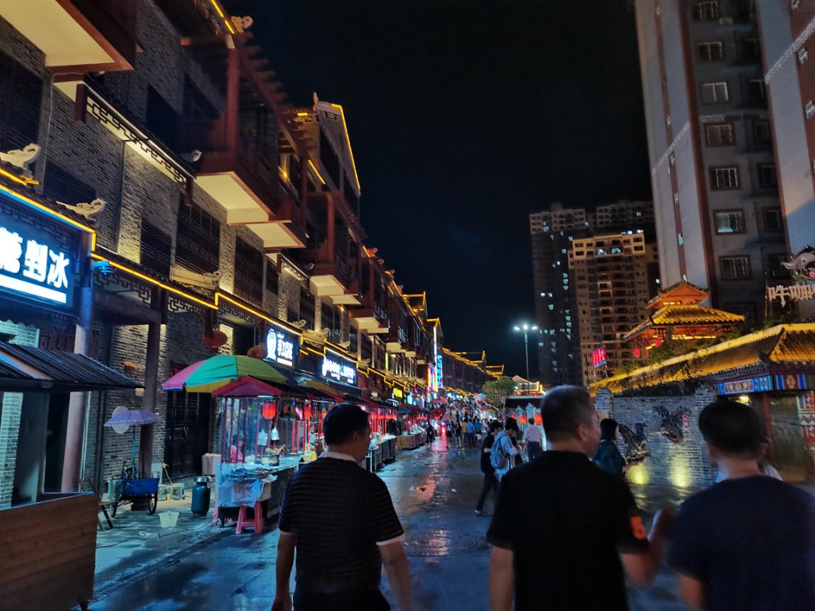 广西大化达吽小镇：易地扶贫搬迁户参与“夜经济”