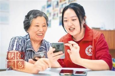 支付难、看病难 谁帮老人迈过“数字鸿沟”？