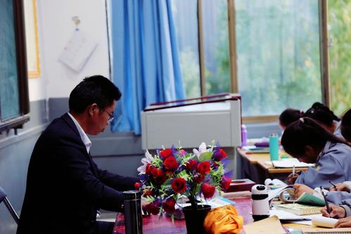 援藏教师孙军和西藏第一个中学通用实验室