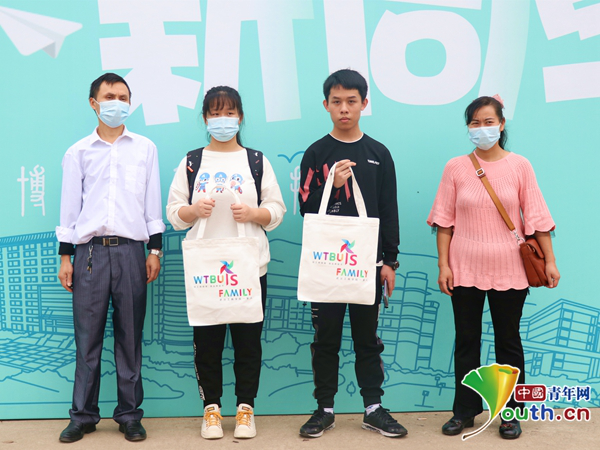 龙凤胎兄妹考上同大学同专业 父母挑着扁担送其上学
