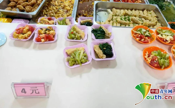 高校推出半份菜 还送出精美礼物“初心盘”