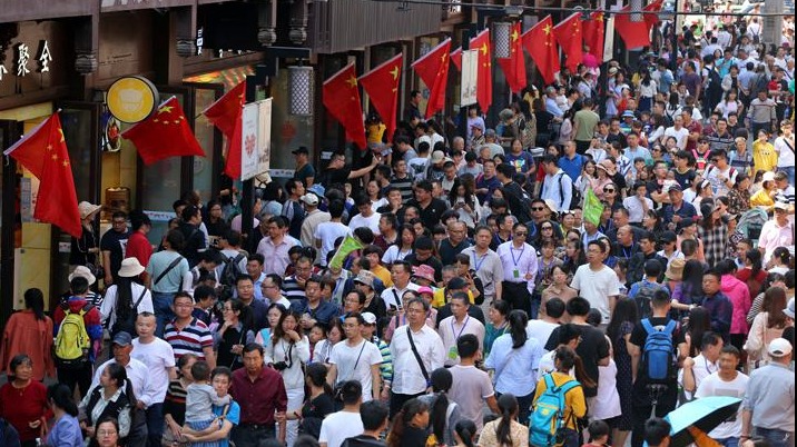 双节八天假期全国接待国内游客6.37亿人次，同比恢复79%