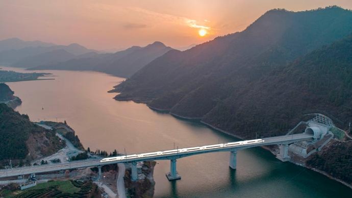 逢山开路遇水架桥，美丽中国一往无前