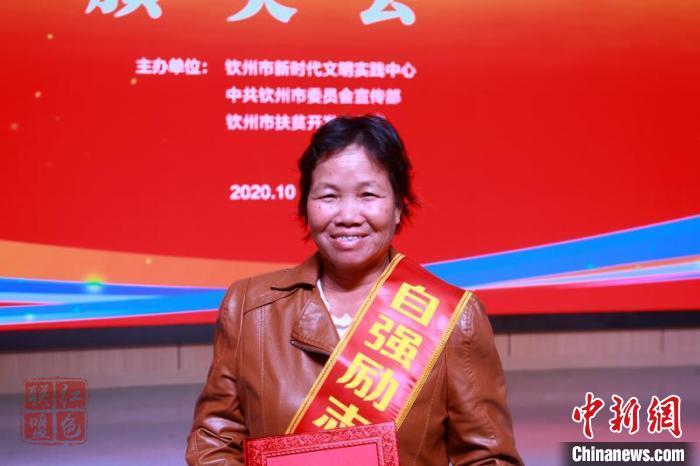 单亲妈妈触网销售农产品摘掉“穷帽子” 成当地脱贫榜样人物