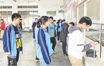 武汉山区中学建起“智慧食堂” 刷脸支付 10秒内吃上热饭