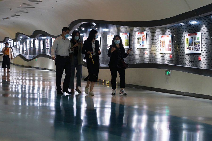 中国脱贫攻坚优秀摄影作品全国巡展在上海揭幕