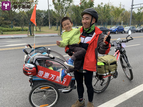 父亲带3岁儿子"万里骑行":朝夕陪伴,与儿一同成长