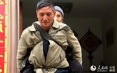 “背带大叔”不再背母看病