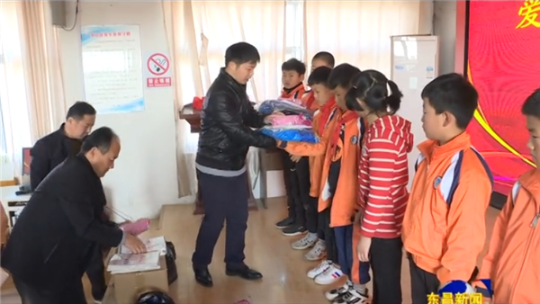 爱心资助贫困学生 情暖人心圆梦助学