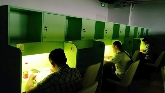 付费自习室里的扩张梦 有白领一边扒饭一边看书