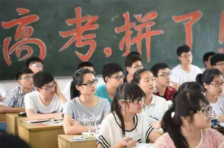 还记得高考忘涂答题卡，给监考老师“下跪”的女孩吗？如今咋样了